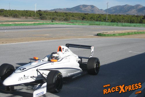 Dennis van de Laar test naar hartelust in Spanje